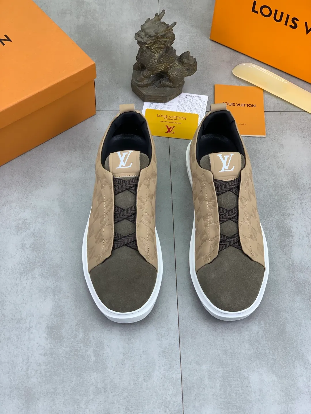 Men's men's shoes P440💰【Real price】Yangli🆘 💭💭New model launched【LOUlS VUlTTON】Louis Vuitton's new low-top men's shoes, high quality, support inspection! This style comes from Italy, very energetic and creative, giving people a comfortable and atmospheric visual impact❗Synchronization, the upper is made of silk calfskin with the original LV, imported soft sheepskin lining🐑Purely hand-stitched; LV original rubber outsole 4️⃣colors available Code number: 38~44